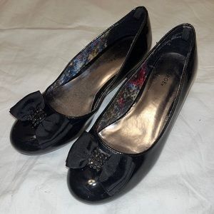 Girls low heel bow and rhinestone patent dress shoes